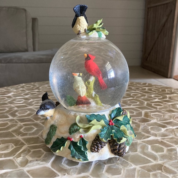 SOLD!  Lenox ‘Winter Greetings’ Music Box Snow Globe - Picture 8 of 8